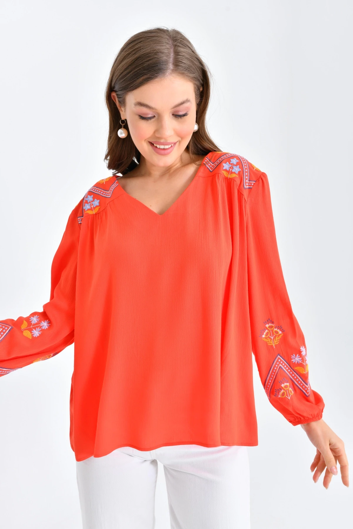 Kadın Uzun Kol V Yaka Nakış Detaylı Salaş Bluz