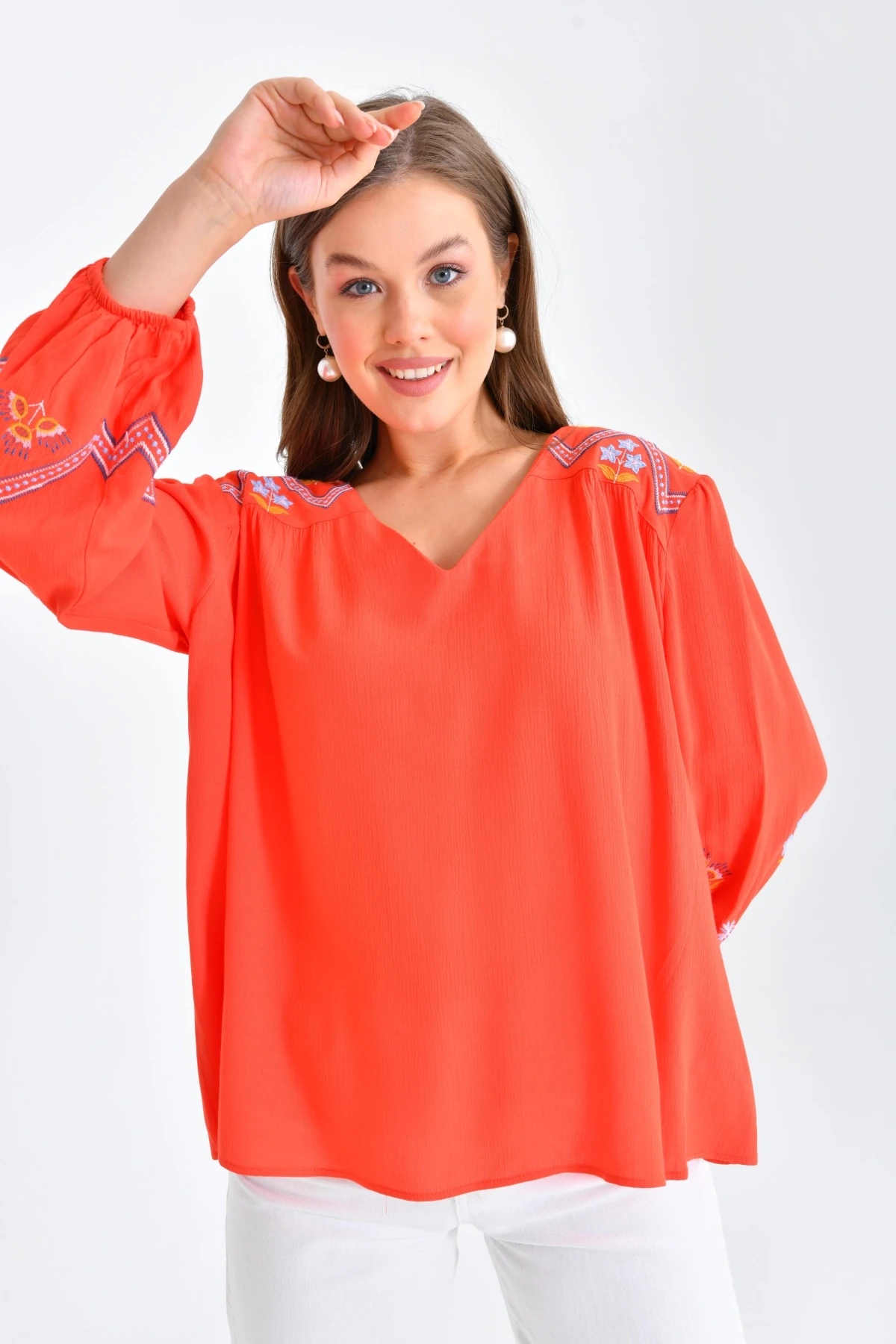 Kadın Uzun Kol V Yaka Nakış Detaylı Salaş Bluz