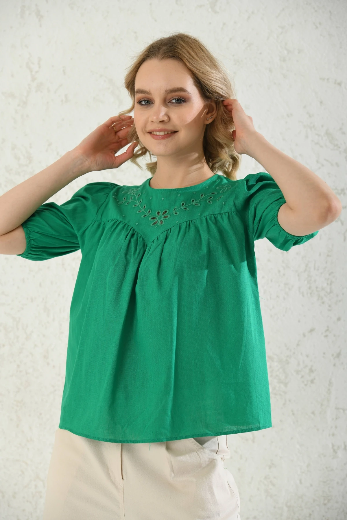 Bisiklet Yaka Nakış İşlemeli Keten Gömlek