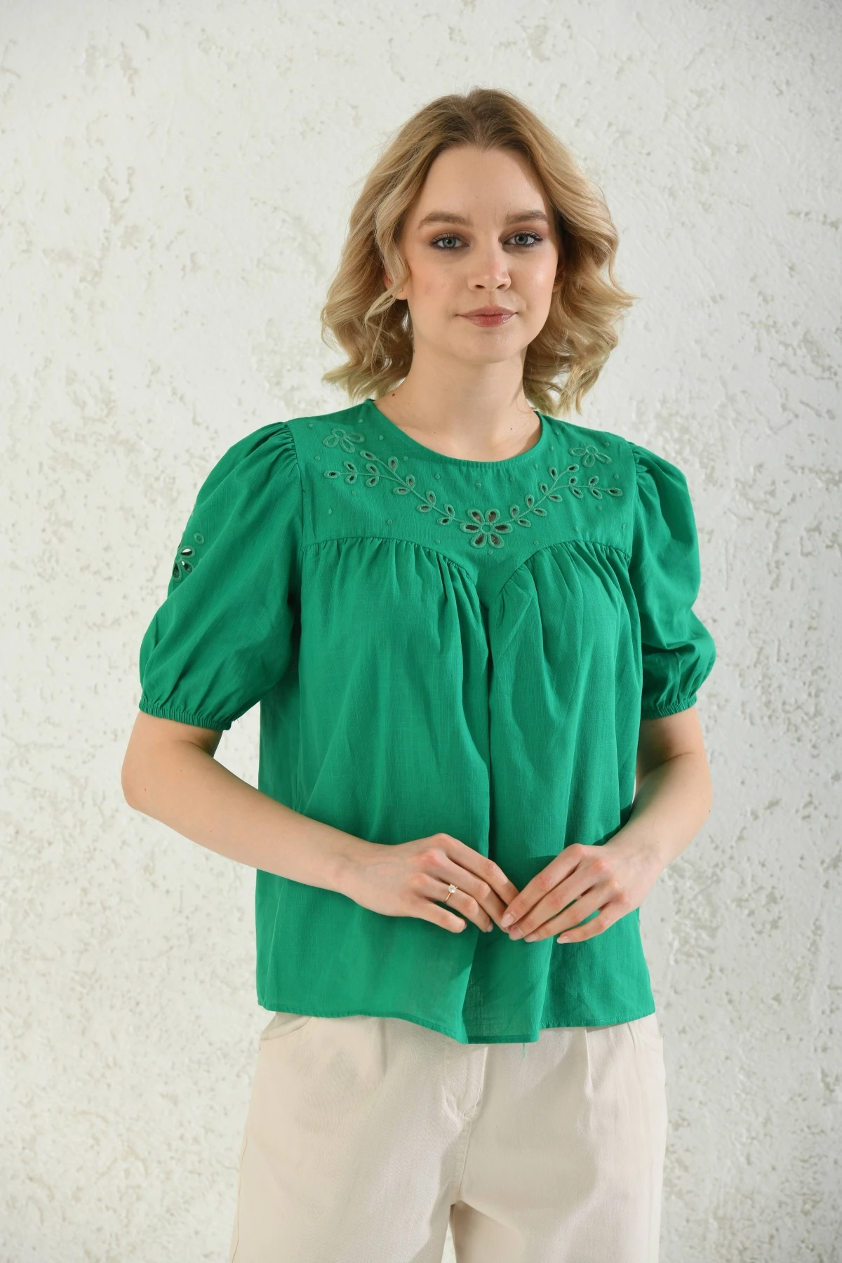 Bisiklet Yaka Nakış İşlemeli Keten Gömlek