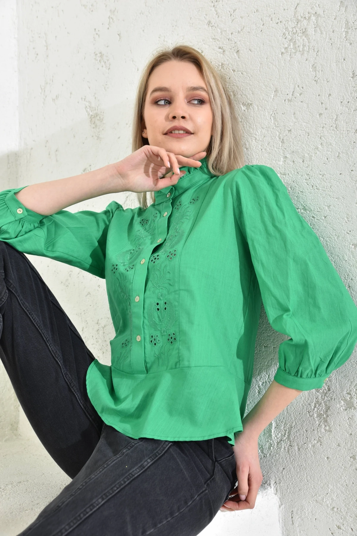 Kadın Yeşil Yakası Fırfırlı Düğme Detaylı Nakış İşlemeli Bluz