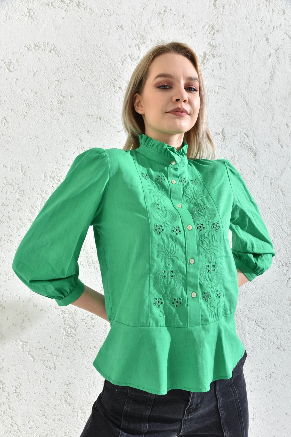 Kadın Yeşil Yakası Fırfırlı Düğme Detaylı Nakış İşlemeli Bluz