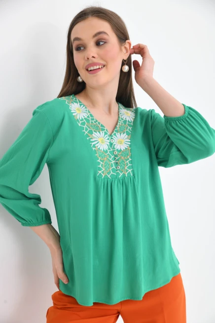 V Yaka Nakış Detaylı Bluz