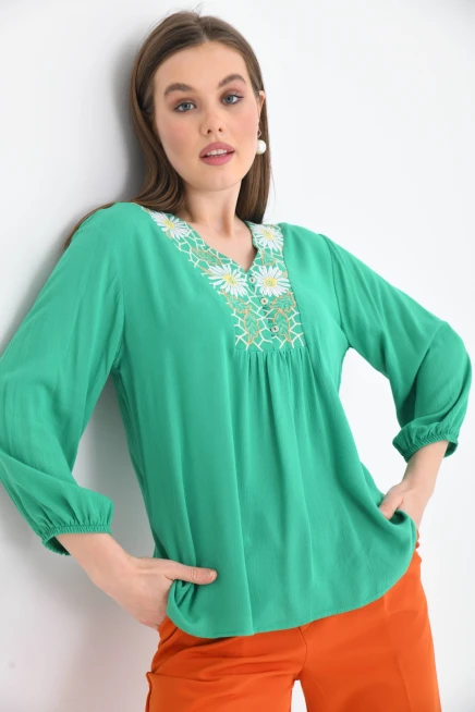 V Yaka Nakış Detaylı Bluz