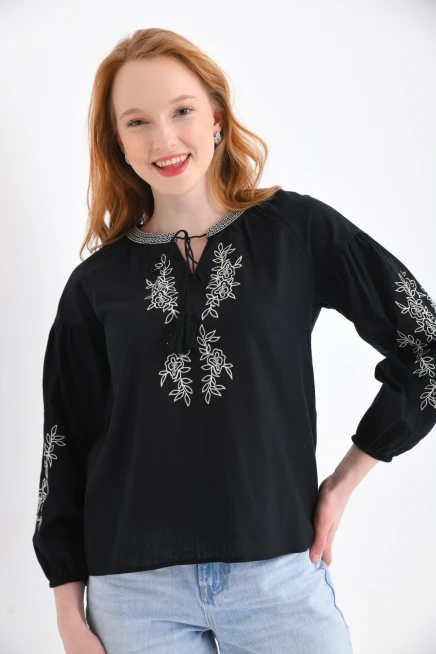 Geniş Yaka Bağlama Detay Nakışlı Dokuma Bluz
