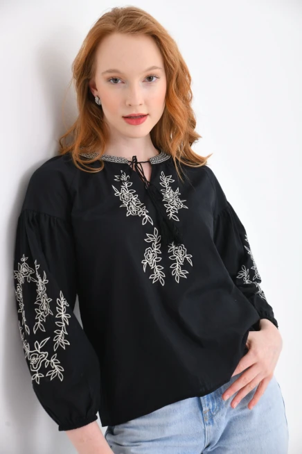 Geniş Yaka Bağlama Detay Nakışlı Dokuma Bluz