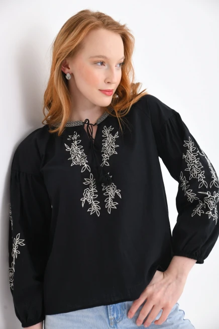 Geniş Yaka Bağlama Detay Nakışlı Dokuma Bluz