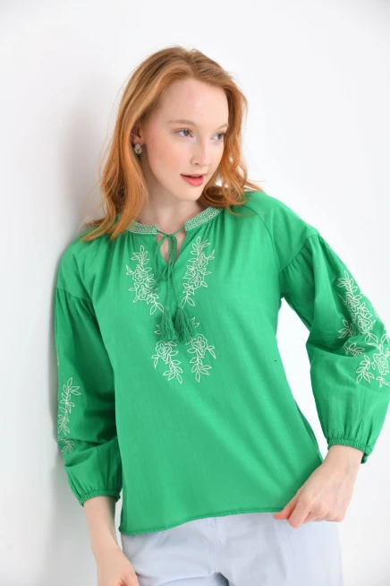 Geniş Yaka Bağlama Detay Nakışlı Dokuma Bluz