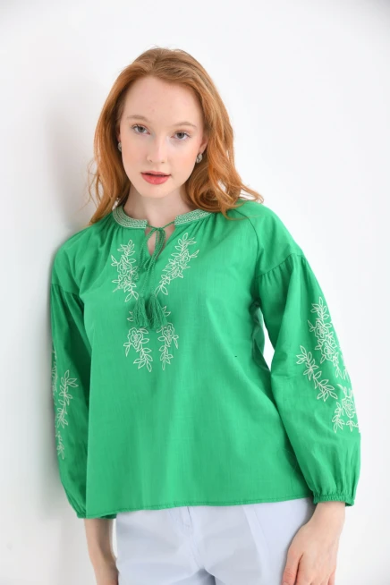 Geniş Yaka Bağlama Detay Nakışlı Dokuma Bluz