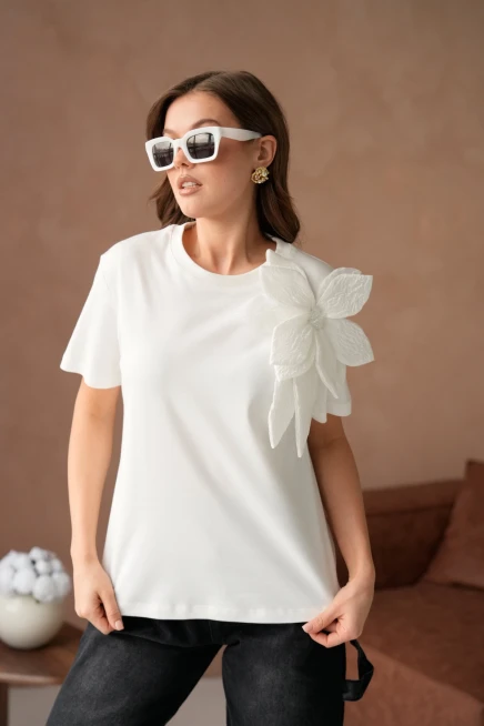 Gül Aksesuarlı Basic T-Shirt