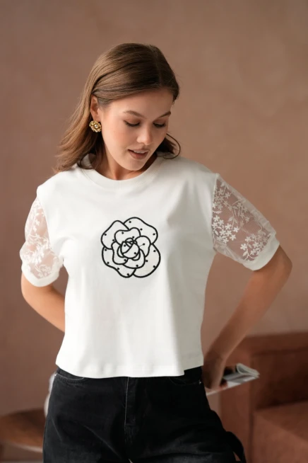 Bisiklet Yaka Kolları Dantelli Önyüzünde Gül Desen Nakışlı Basic T-Shirt
