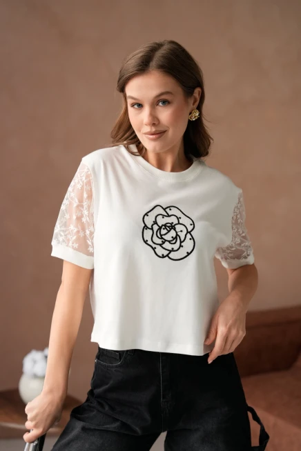 Bisiklet Yaka Kolları Dantelli Önyüzünde Gül Desen Nakışlı Basic T-Shirt