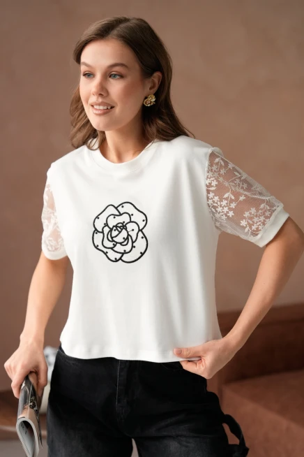Bisiklet Yaka Kolları Dantelli Önyüzünde Gül Desen Nakışlı Basic T-Shirt