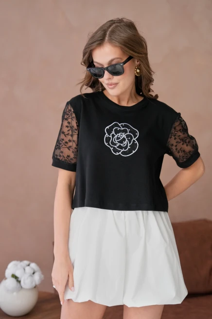 Bisiklet Yaka Kolları Dantelli Önyüzünde Gül Desen Nakışlı Basic T-Shirt