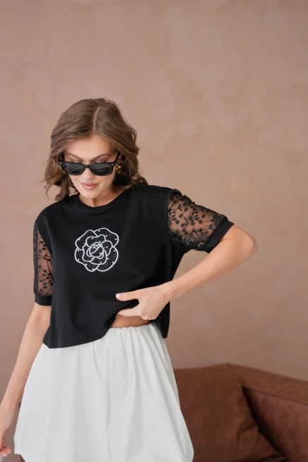 Bisiklet Yaka Kolları Dantelli Önyüzünde Gül Desen Nakışlı Basic T-Shirt