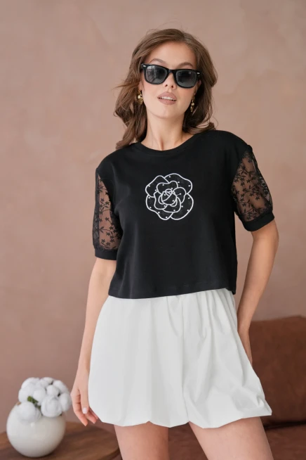 Bisiklet Yaka Kolları Dantelli Önyüzünde Gül Desen Nakışlı Basic T-Shirt