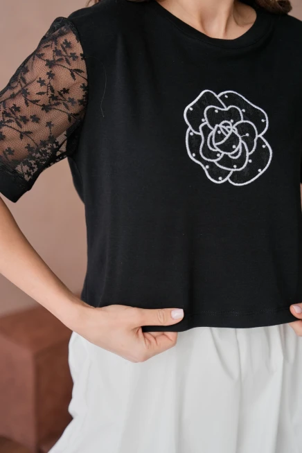 Bisiklet Yaka Kolları Dantelli Önyüzünde Gül Desen Nakışlı Basic T-Shirt