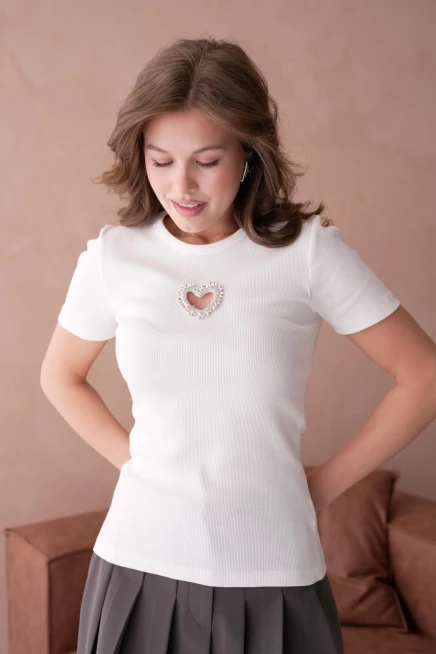 Bisiklet Yaka Ön Yüzünde Taş Kalp Aksesuarlı  Slim Fitilli T-Shirt