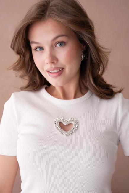 Bisiklet Yaka Ön Yüzünde Taş Kalp Aksesuarlı  Slim Fitilli T-Shirt