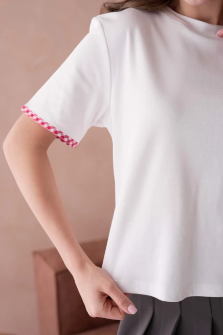 Bisiklet Yaka Sırtı 3 Fiyonk Detaylı T-Shirt