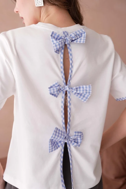 Bisiklet Yaka Sırtı 3 Fiyonk Detaylı T-Shirt