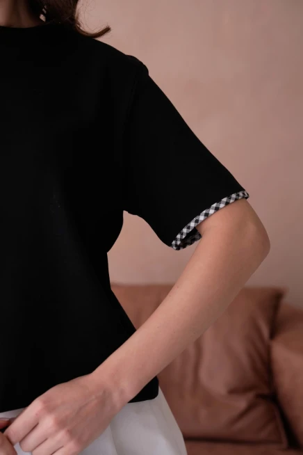 Bisiklet Yaka Sırtı 3 Fiyonk Detaylı T-Shirt