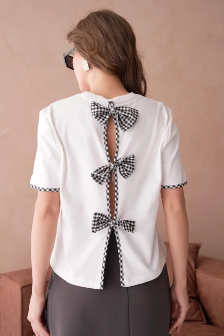 Bisiklet Yaka Sırtı 3 Fiyonk Detaylı T-Shirt