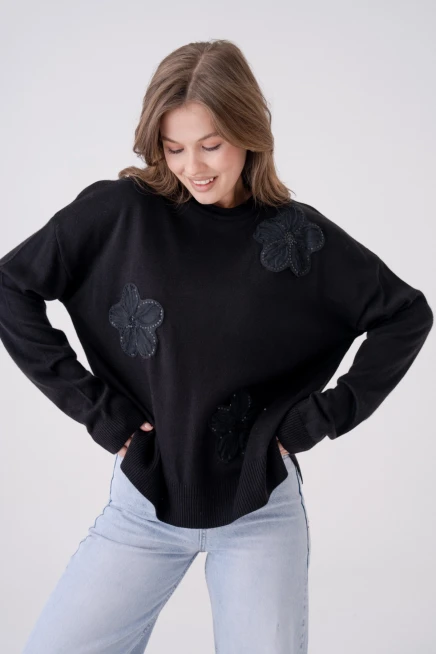 Bisiklet Yaka Yırtmaçlı Salaş Aplikeli Triko Kazak