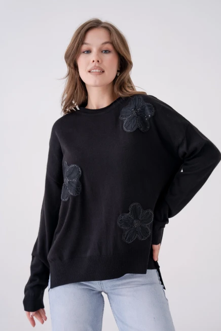 Bisiklet Yaka Yırtmaçlı Salaş Aplikeli Triko Kazak