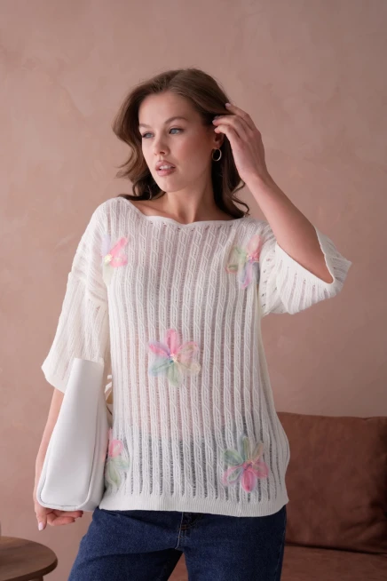 Kayık Yaka Çiçek Aplikeli Salaş Triko Kazak