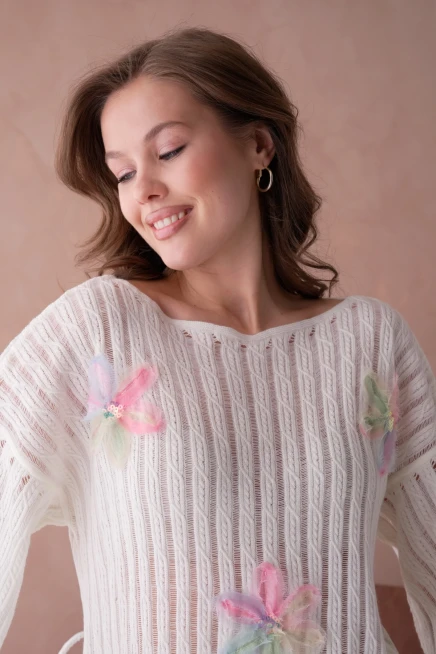 Kayık Yaka Çiçek Aplikeli Salaş Triko Kazak