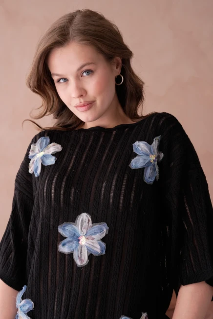 Kayık Yaka Çiçek Aplikeli Salaş Triko Kazak