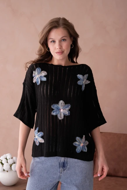 Kayık Yaka Çiçek Aplikeli Salaş Triko Kazak