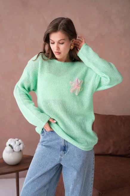 Kayık Yaka Dokulu Aplikeli Uzun Kol Kazak