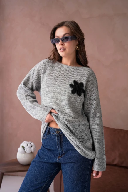 Kayık Yaka Dokulu Aplikeli Uzun Kol Kazak