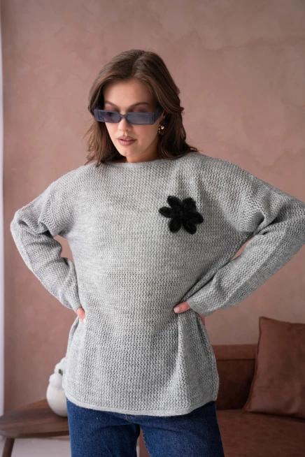 Kayık Yaka Dokulu Aplikeli Uzun Kol Kazak