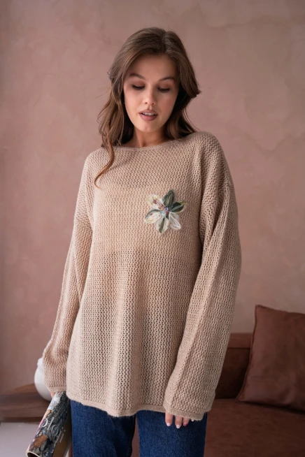 Kayık Yaka Dokulu Aplikeli Uzun Kol Kazak