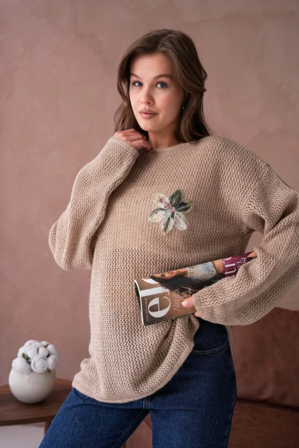 Kayık Yaka Dokulu Aplikeli Uzun Kol Kazak