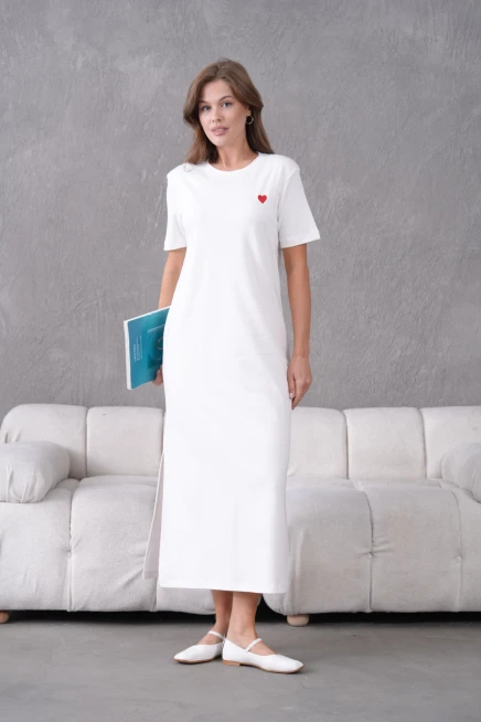 Nakış İşlemeli Kısa Kol Yırtmaçlı Yazlık Penye Elbise