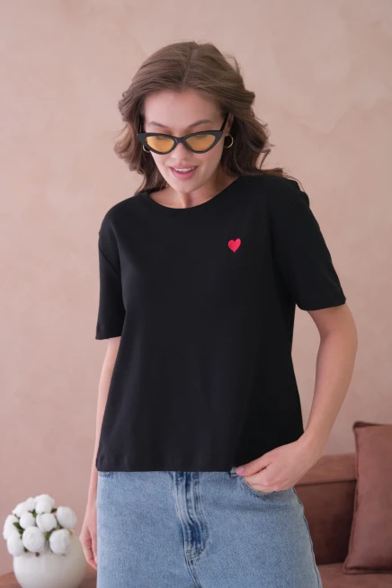 Bisiklet Yaka Kalp Nakışlı Basic T-Shirt