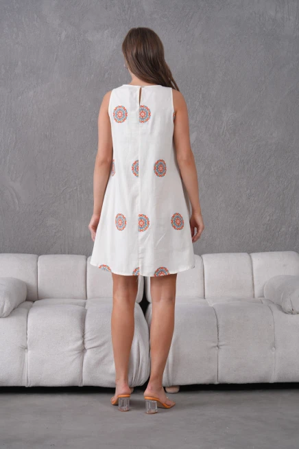 Nakış İşlemeli Kolsuz Yazlık Dokuma Çan Elbise