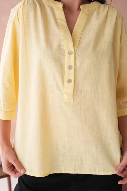 V Yaka Düğme Detaylı Dokuma Bluz