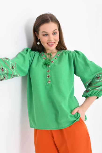 Kadın V Yaka Nakış Bağlama Detaylı Salaş Bluz