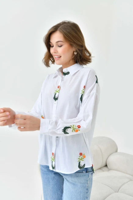 Çiçek Nakış Detaylı Gömlek