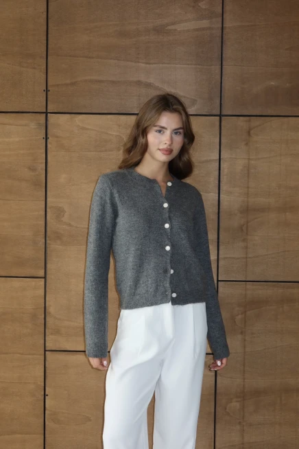 Kadın Antrasit İnci Düğme Detaylı Yumuşak Dokulu Bisiklet Yaka Triko Hırka 