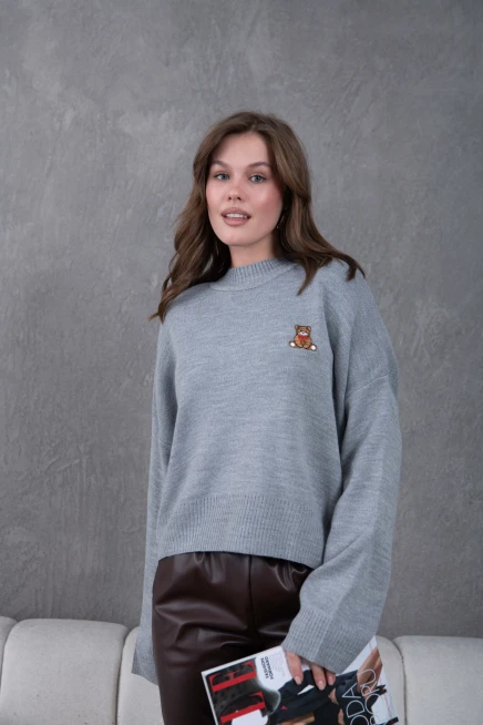 kadın gri dik yaka oversize nakışlı triko kazak 224301