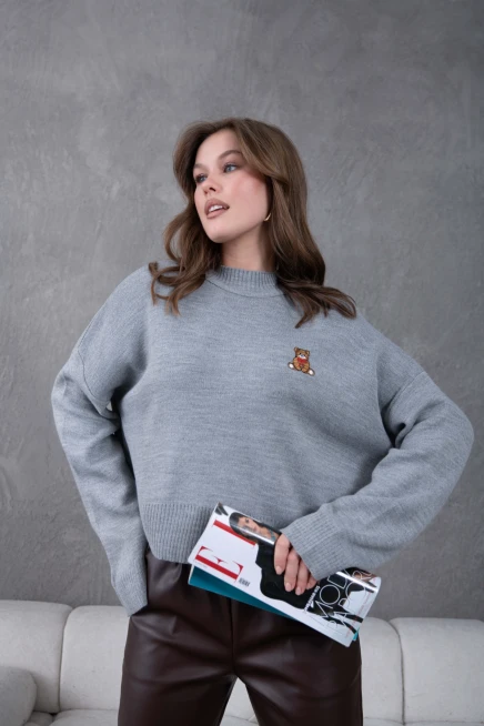 kadın gri dik yaka oversize nakışlı triko kazak 224301