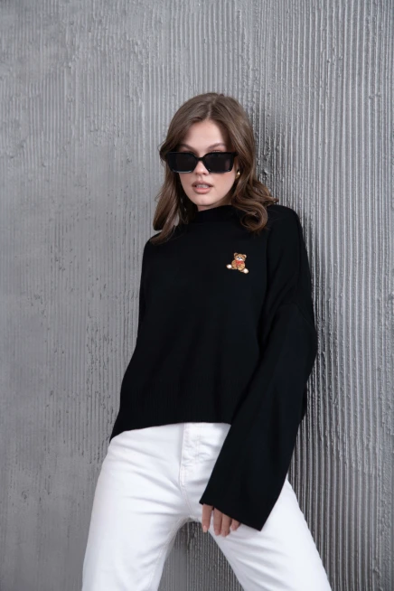 kadın siyah dik yaka oversize nakışlı triko kazak 224301