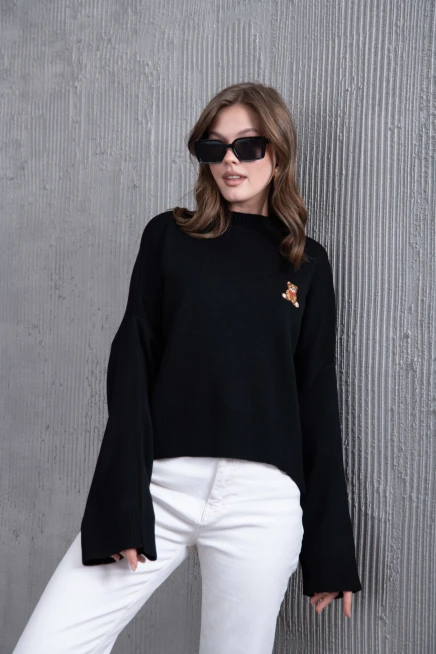 kadın siyah dik yaka oversize nakışlı triko kazak 224301