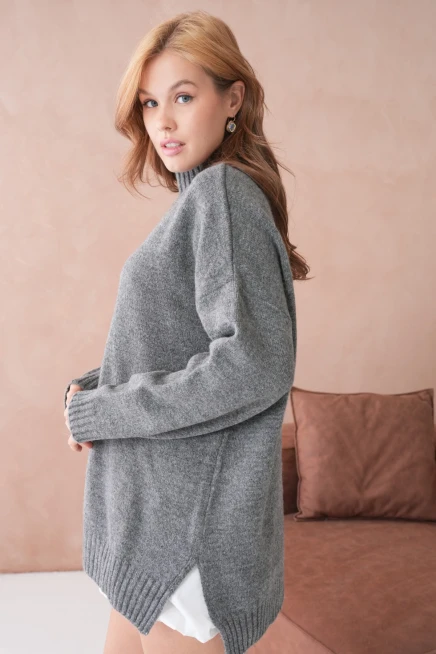 Kadın Yarım Balıkçı Yaka Yırtmaçlı Oversize Triko Kazak